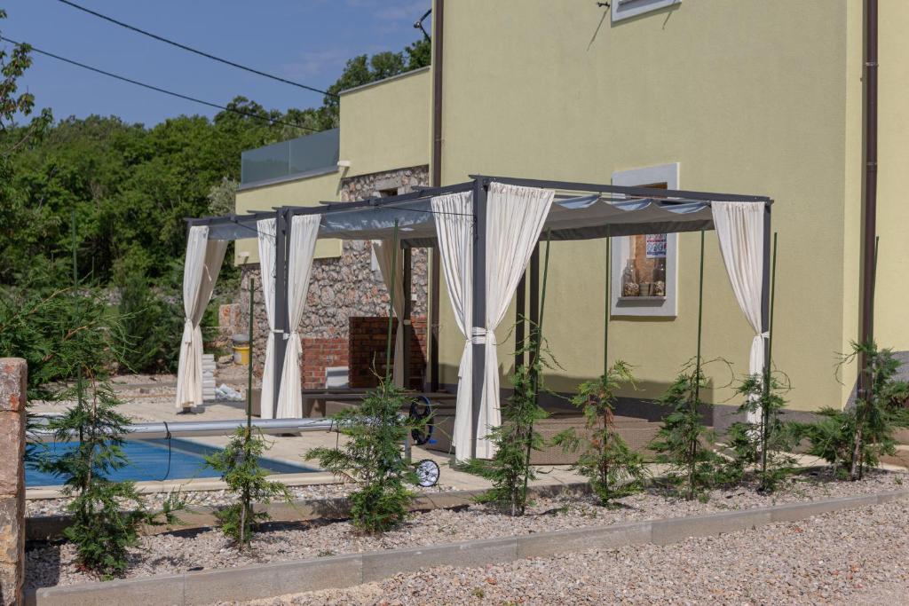 Budova, v ktorej sa vila nachádza