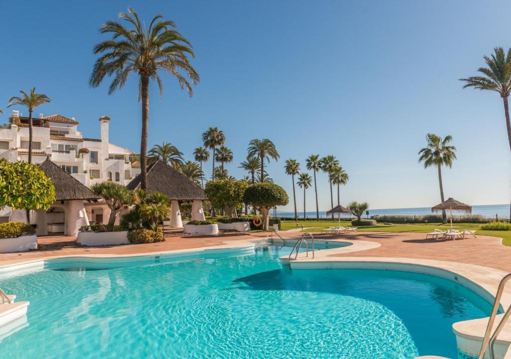 Bazén v ubytovaní Relax Alcazaba Beach Apartment alebo v jeho blízkosti