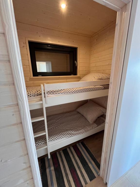 Habitación pequeña con literas en una sauna en Domki Letniskowe Rewa, en Rewa