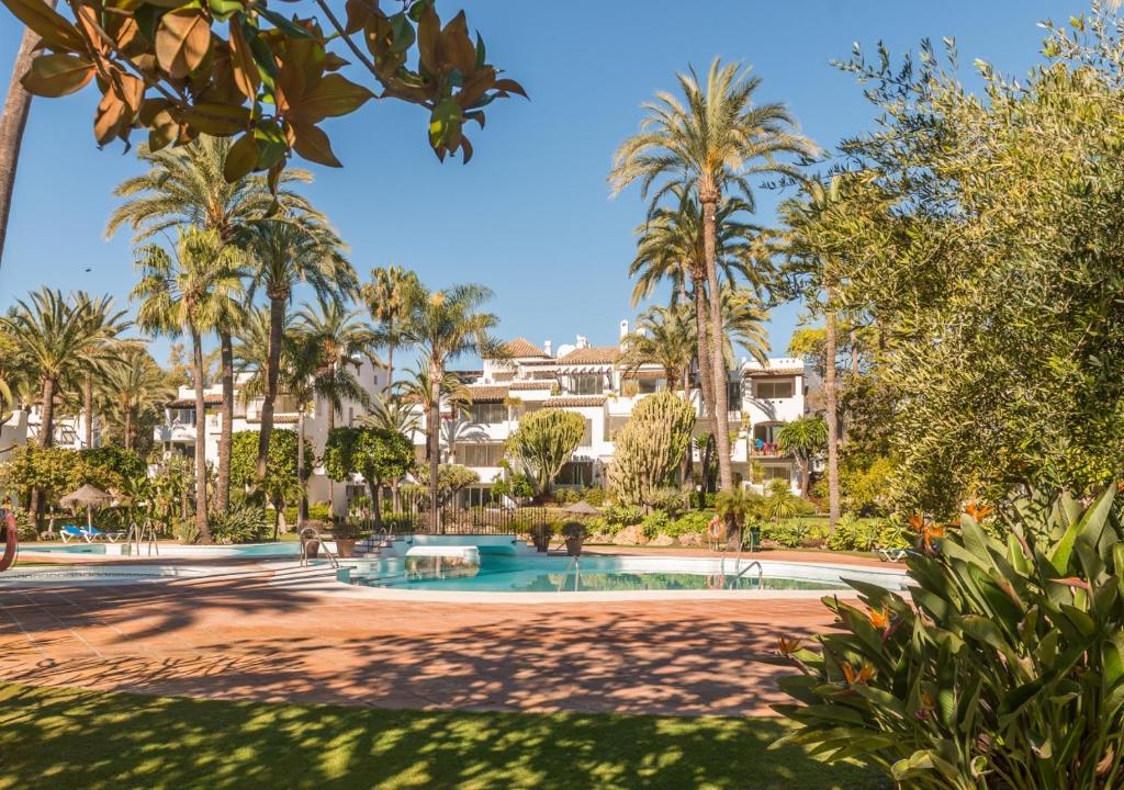 Bazén v ubytovaní Relax Alcazaba Beach Apartment alebo v jeho blízkosti