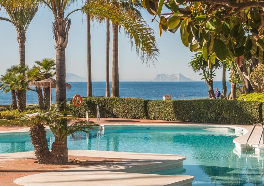 Bazén v ubytovaní Relax Alcazaba Beach Apartment alebo v jeho blízkosti