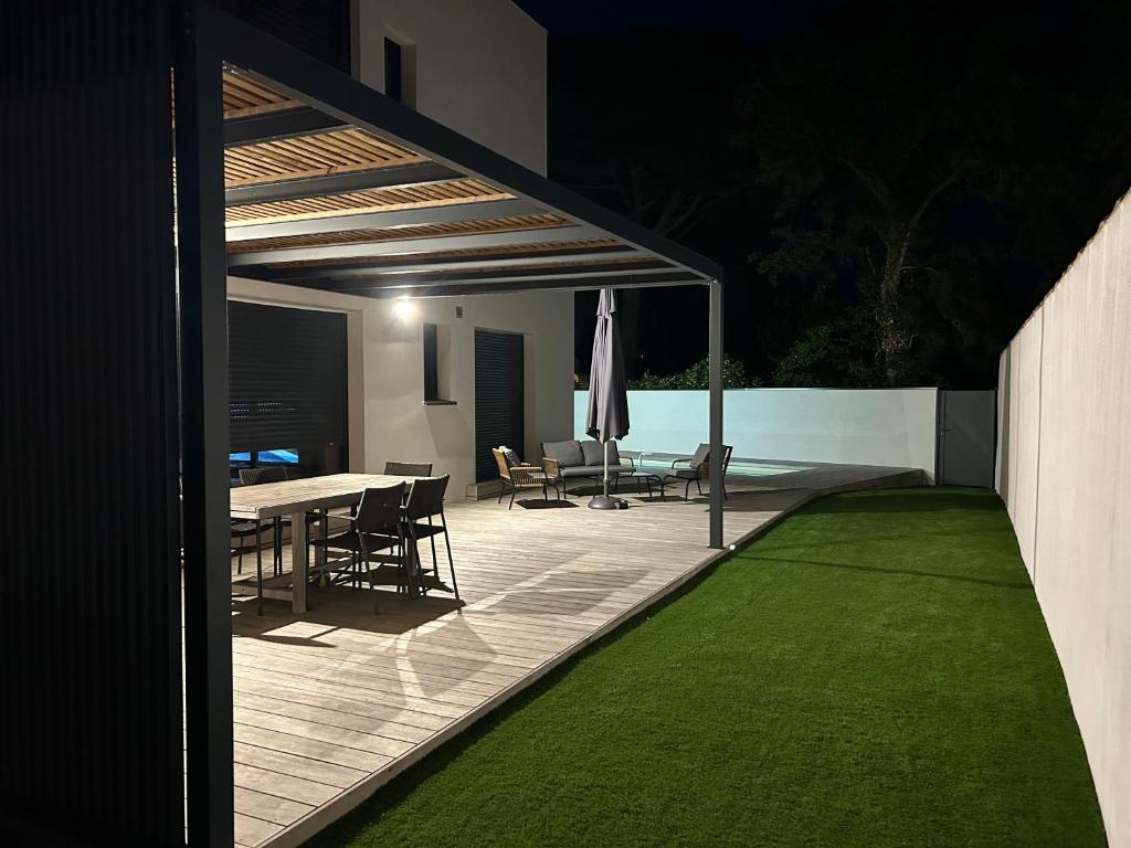 Patio alebo iná vonkajšia časť ubytovania LA CONTEMPORAINE au calme avec sa piscine, wifi fibre, 8 personnes