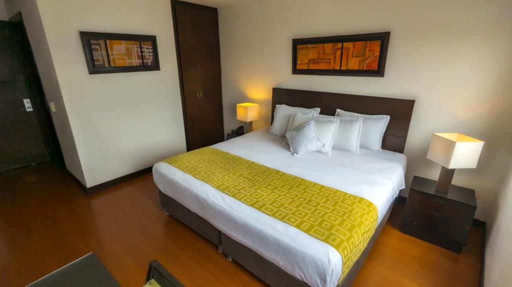 Postel nebo postele na pokoji v ubytování Hotel Charlotte Suite 26