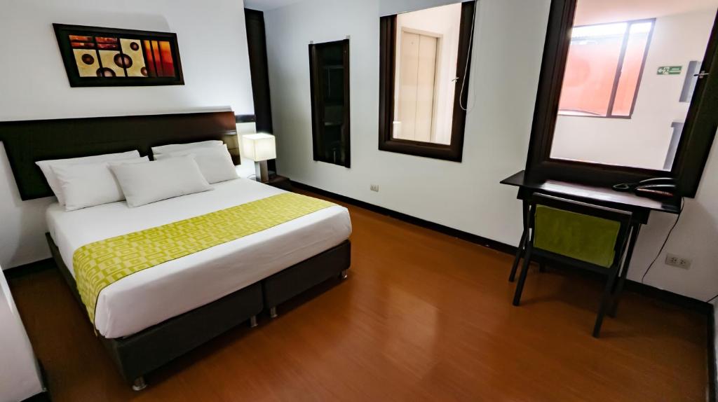 Postel nebo postele na pokoji v ubytování Hotel Charlotte Suite 26