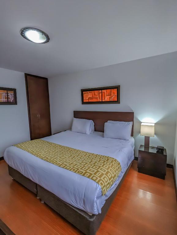 Postel nebo postele na pokoji v ubytování Hotel Charlotte Suite 26