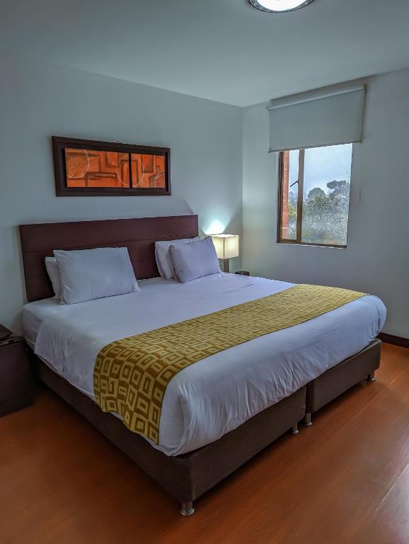 Postel nebo postele na pokoji v ubytování Hotel Charlotte Suite 26