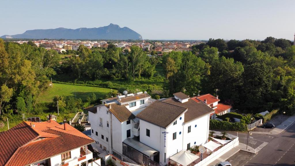 Nespecifikovaný výhled na hory nebo výhled na hory při pohledu z hotelu