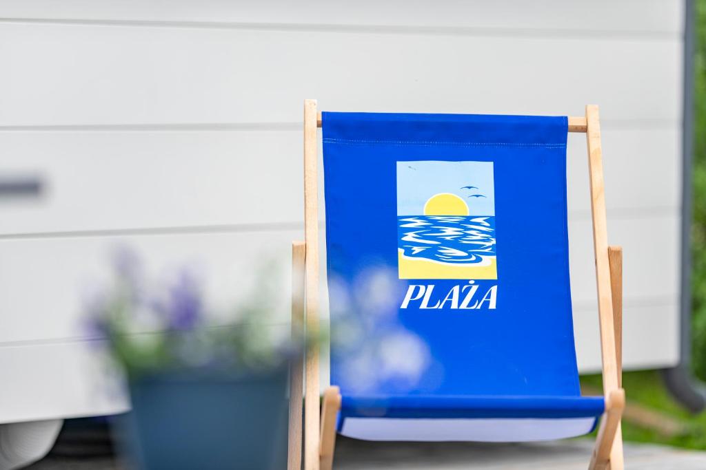 a blue sign that says pita sitting next to a table at Domki Letniskowe Plaża Sianożęty in Sianozety
