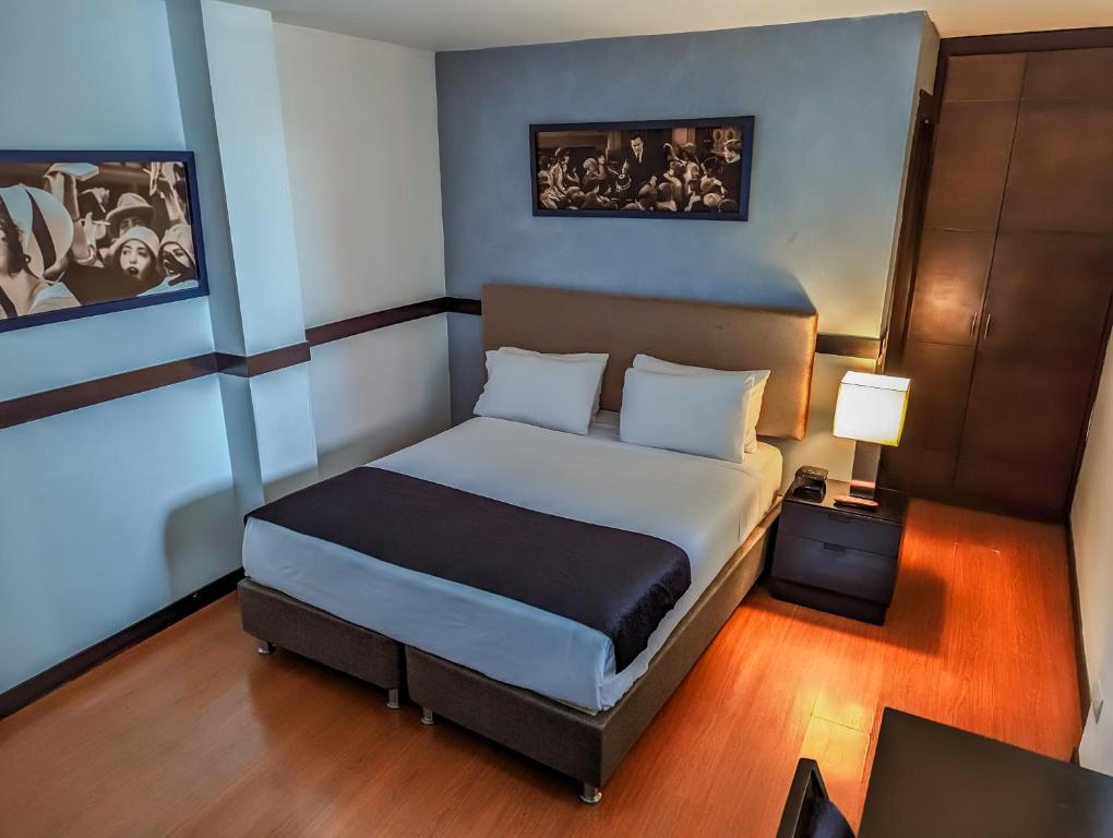 Postel nebo postele na pokoji v ubytování Hotel Charlotte Suite 26