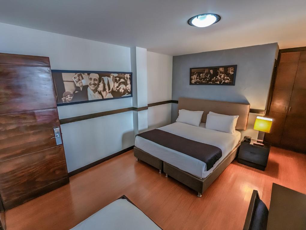 Postel nebo postele na pokoji v ubytování Hotel Charlotte Suite 26