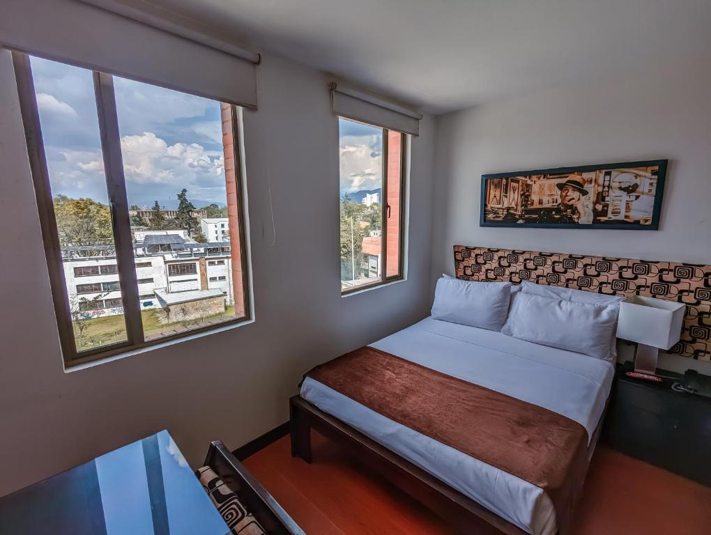 Postel nebo postele na pokoji v ubytování Hotel Charlotte Suite 26