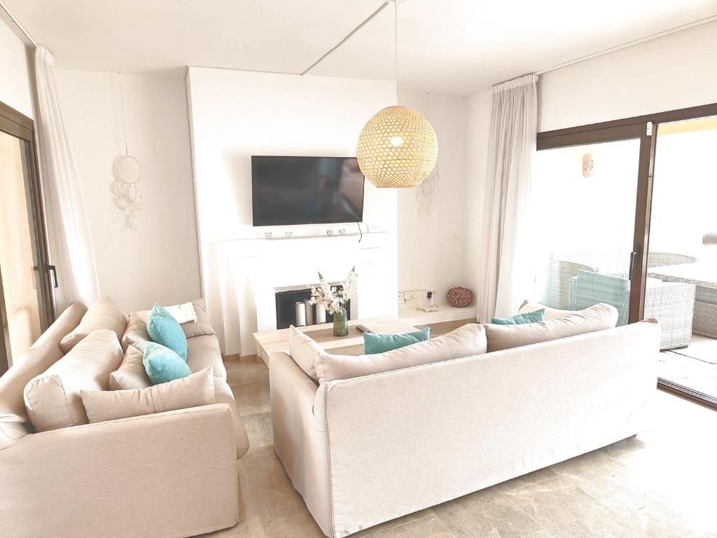 TV a/nebo společenská místnost v ubytování 15 First line Penthouse with wonderful seaview near Duquesa Golf Manilva Andalucia