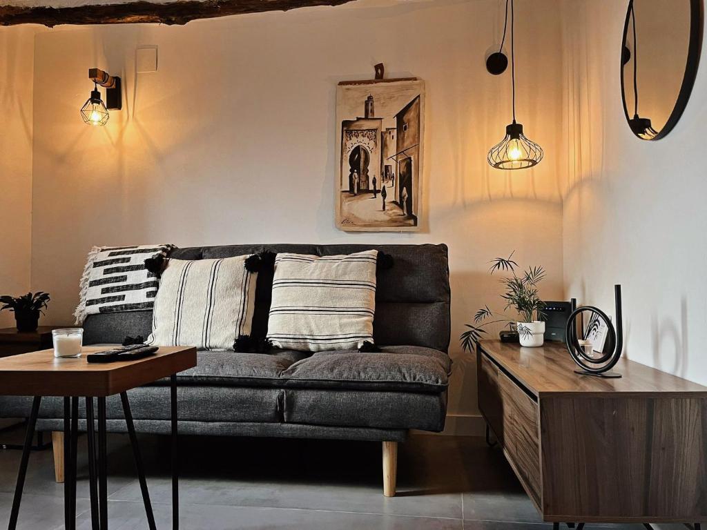 sala de estar con sofá y mesa en La Morica, en Gelsa