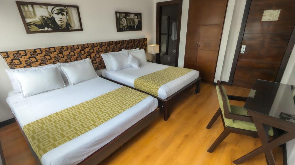 Postel nebo postele na pokoji v ubytování Hotel Charlotte Suite 26