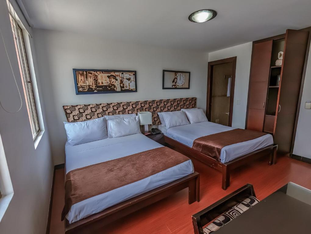 Postel nebo postele na pokoji v ubytování Hotel Charlotte Suite 26