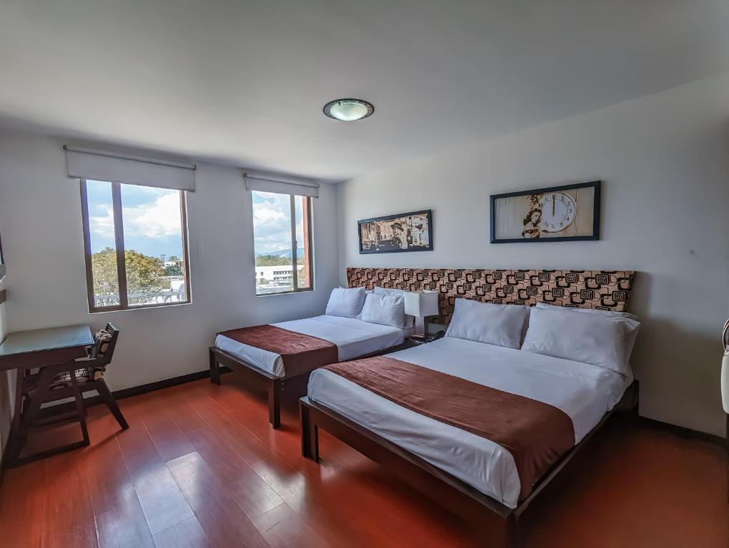 Postel nebo postele na pokoji v ubytování Hotel Charlotte Suite 26