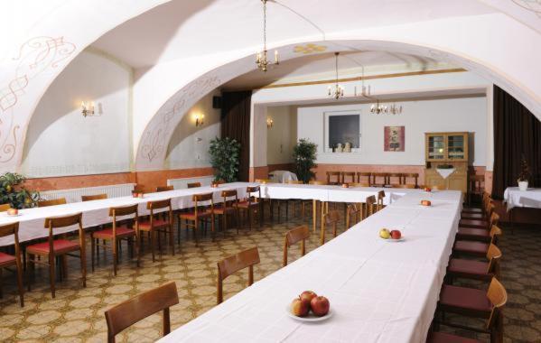 Restaurace v ubytování Gasthof Hotel Zur goldenen Krone