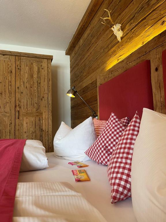 Postel nebo postele na pokoji v ubytování Hotel Maier zum Kirschner