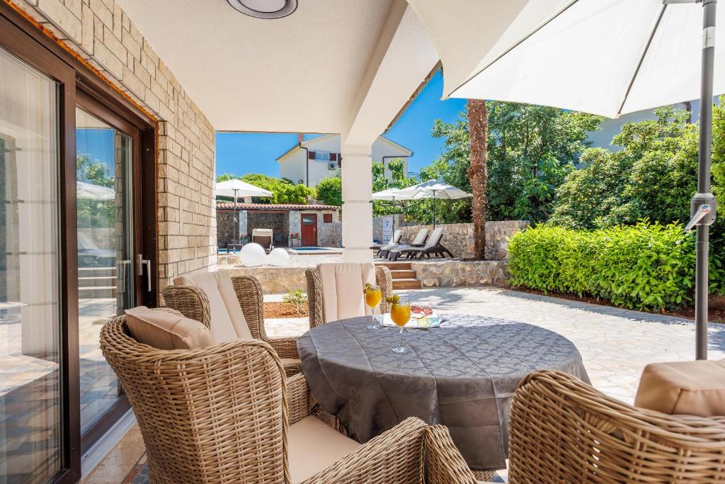 Patio alebo iná vonkajšia časť ubytovania Villa Palma Krk