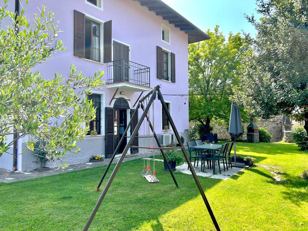 Plac zabaw dla dzieci w obiekcie La Casa Di Campagna Sul Garda