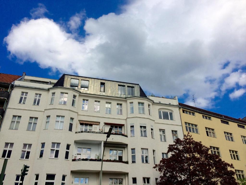 柏林的住宿－安博特酒店，一座白色的大建筑,背后是天空