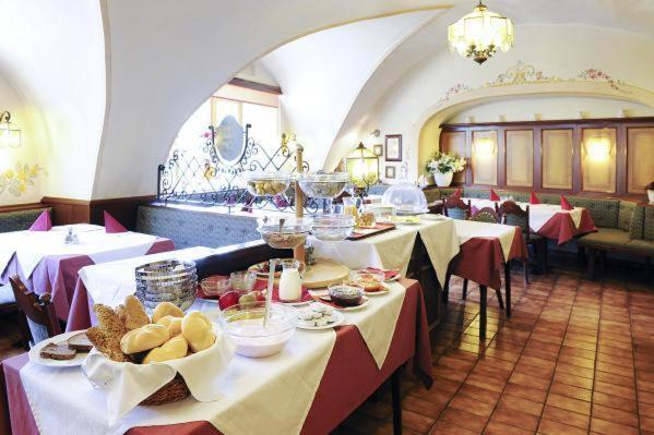 Restaurace v ubytování Gasthof Hotel Zur goldenen Krone