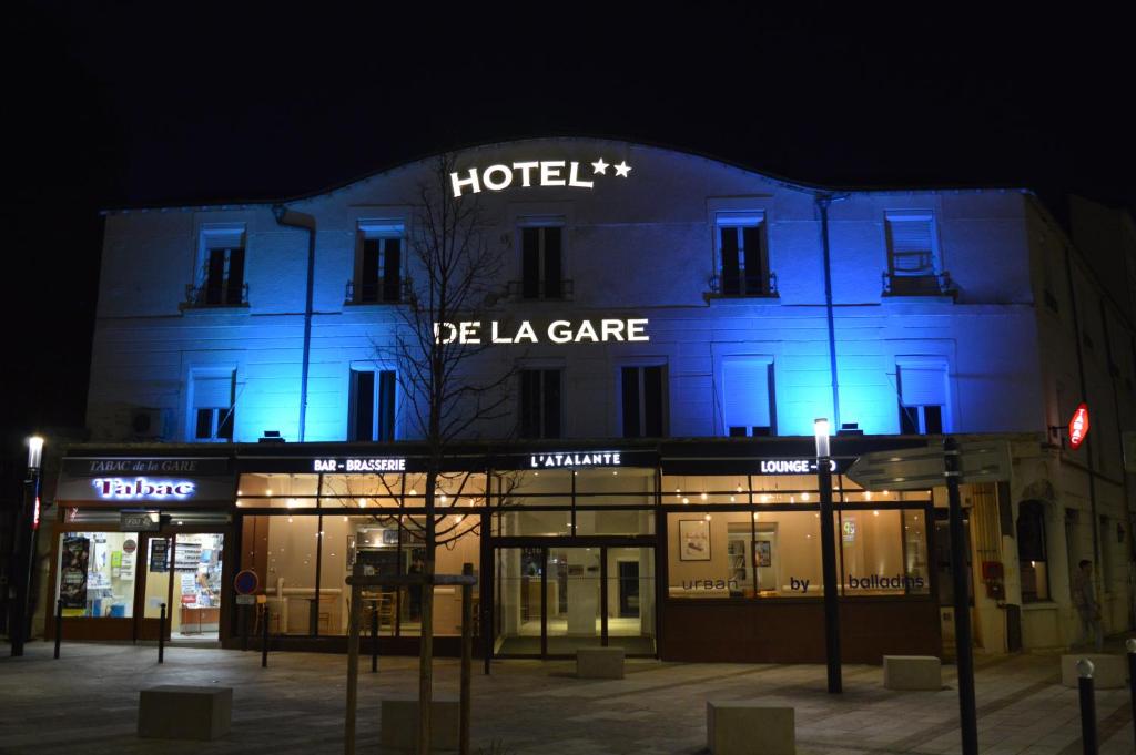 un hôtel est éclairé en bleu la nuit dans l'établissement Hotel de la Gare, à Châteauroux