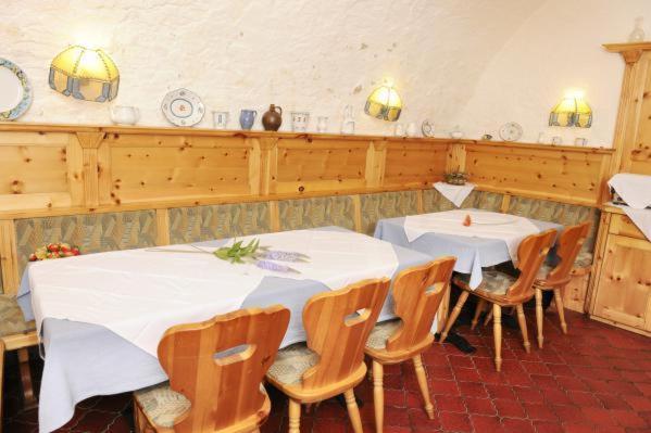 Restaurace v ubytování Gasthof Hotel Zur goldenen Krone
