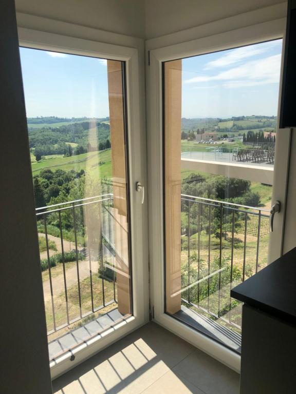 a room with a window with a view of the countryside at La casa di Isola in Peccioli
