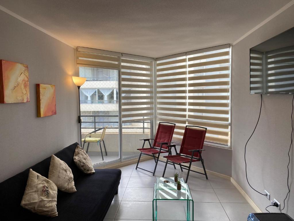 - un salon avec un canapé, des chaises et une fenêtre dans l'établissement Descanso y Aire Fresco en Los Molles, à Los Molles