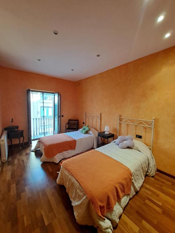 een slaapkamer met 2 bedden en een raam bij Casa Mundet Sant Antoni de Calonge in Sant Antoni de Calonge