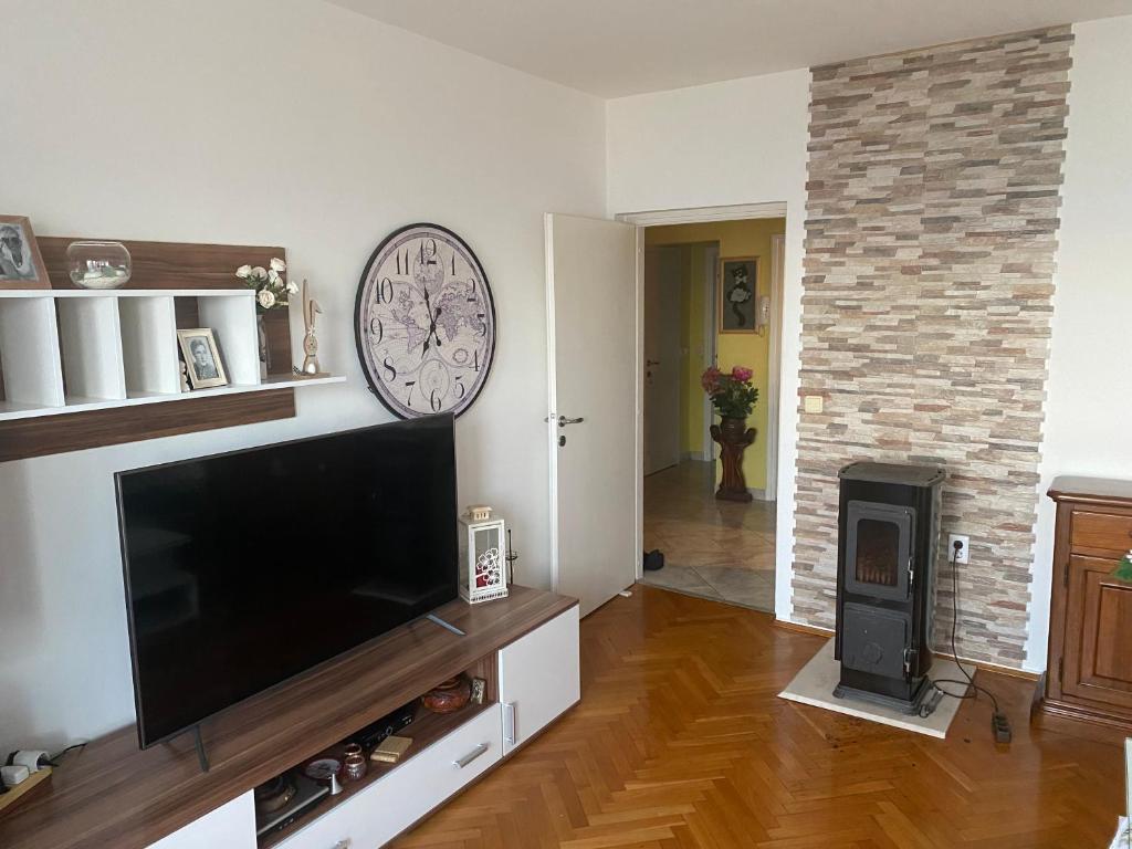 ein Wohnzimmer mit einem Flachbild-TV und einem Kamin in der Unterkunft Tedi in Rijeka