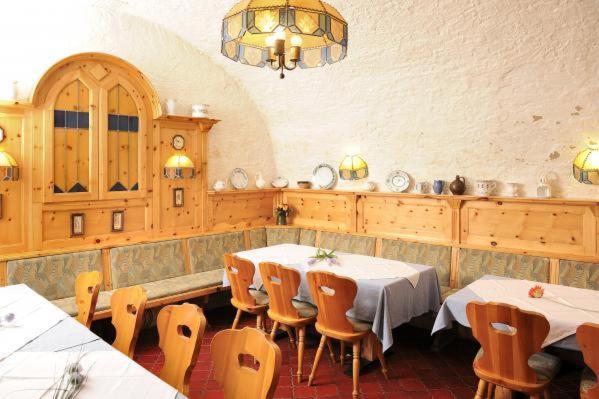 Restaurace v ubytování Gasthof Hotel Zur goldenen Krone
