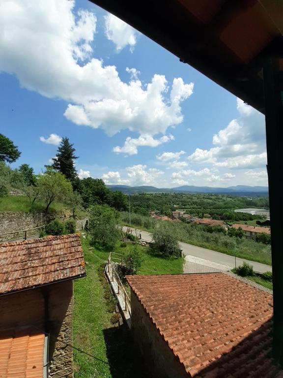 - une vue sur la campagne depuis le toit d'une maison dans l'établissement Appartamento Mamy, à Castel San Niccolò