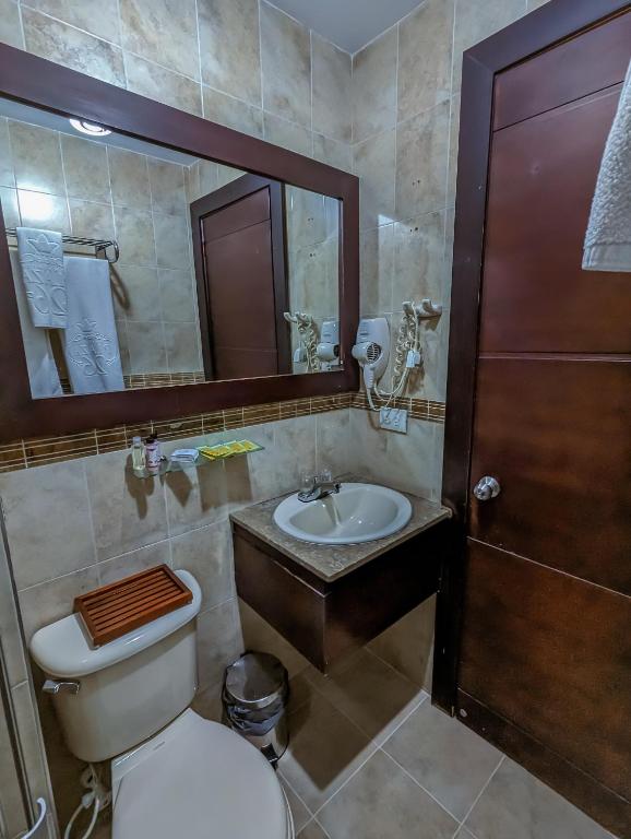 Koupelna v ubytování Hotel Charlotte Suite 26
