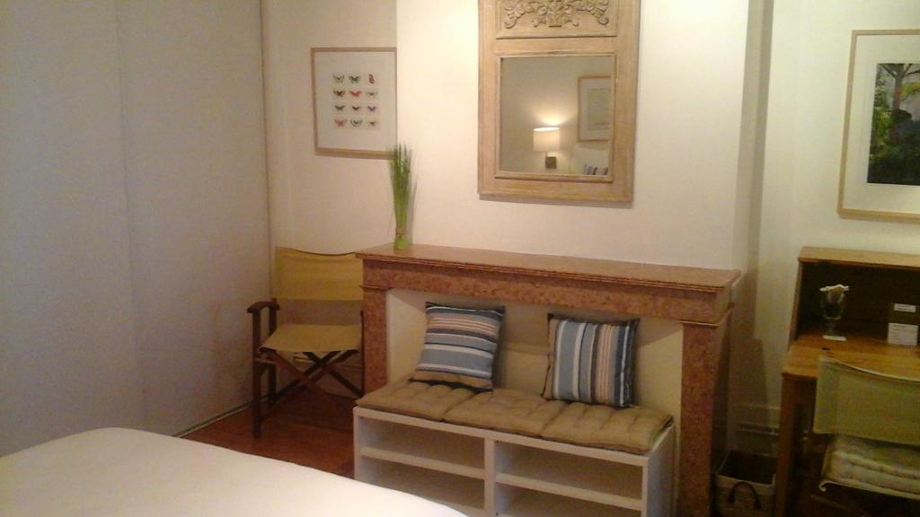 Postel nebo postele na pokoji v ubytování Beaune City Suite