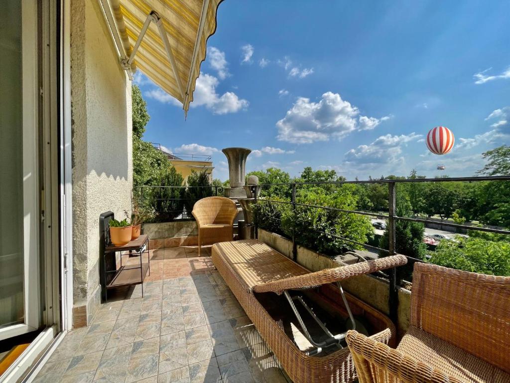 d'un balcon avec un banc et une vue. dans l'établissement Villa with terrace overlooking the city park, à Budapest