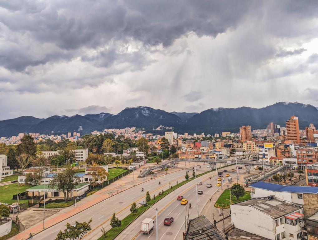 - Vistas a una ciudad con una calle con coches en Hotel Charlotte Suite 26, en Bogotá