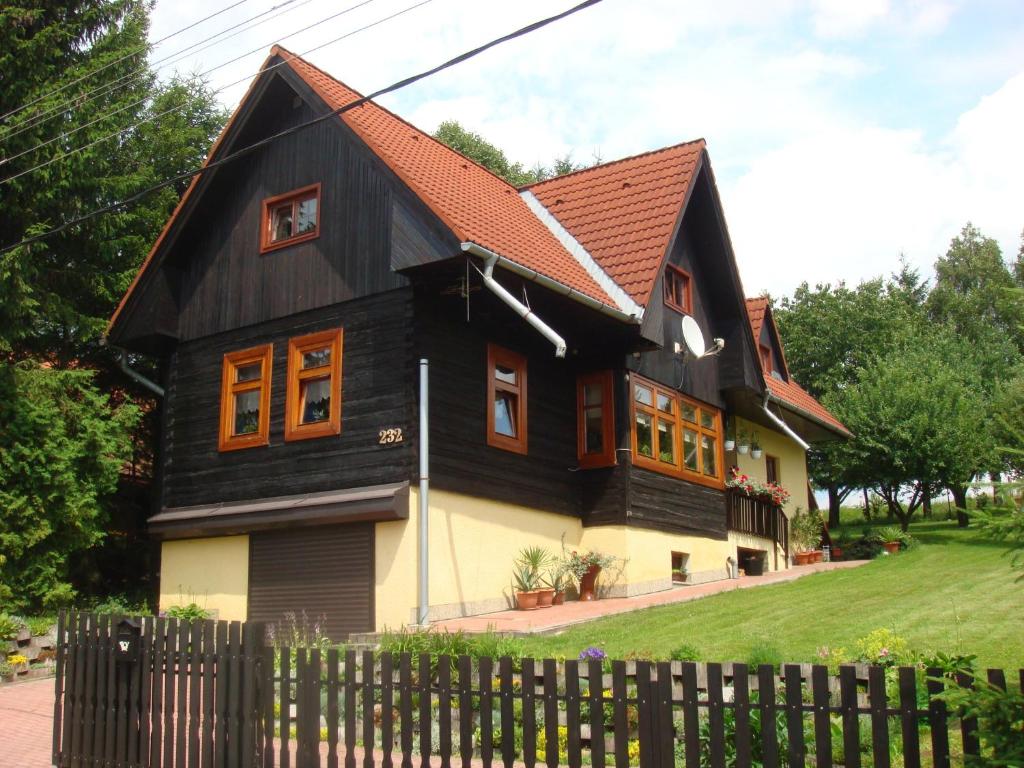 een zwart-wit huis met een zwart dak bij Drevenica Michael in Liptovský Trnovec