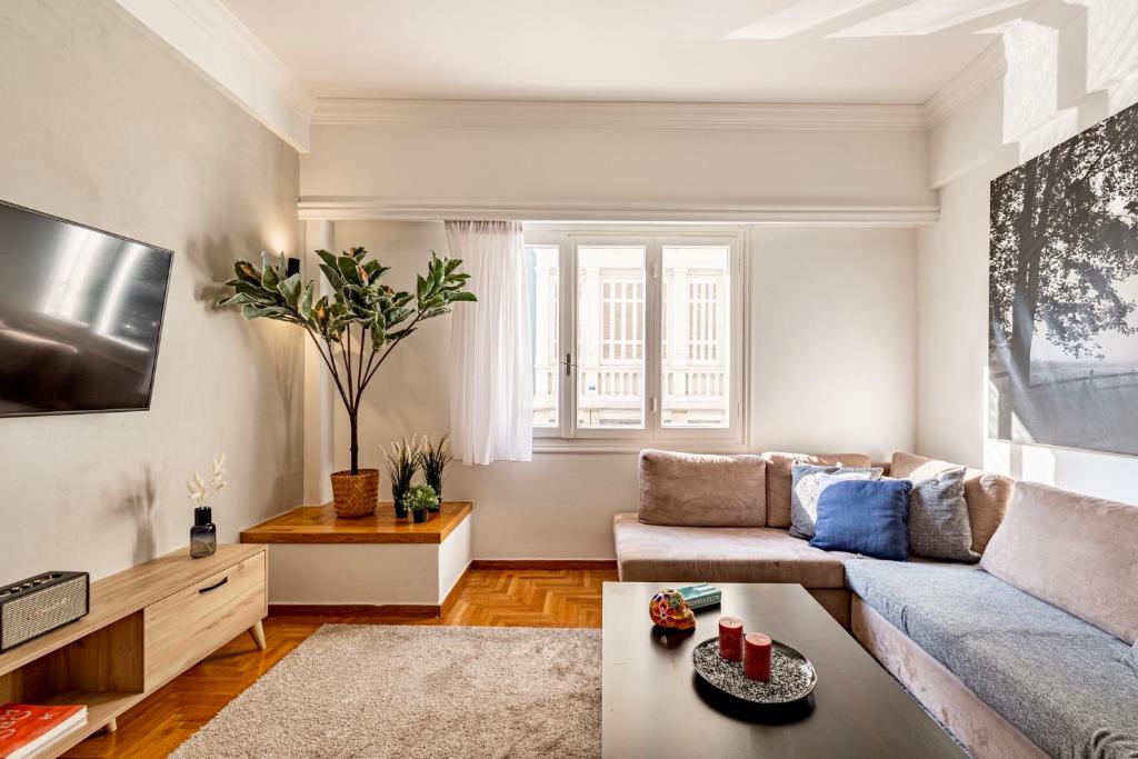 a living room with a couch and a table at Cozy apartment in Kolonaki Athens - Sleeps 5 in Athens