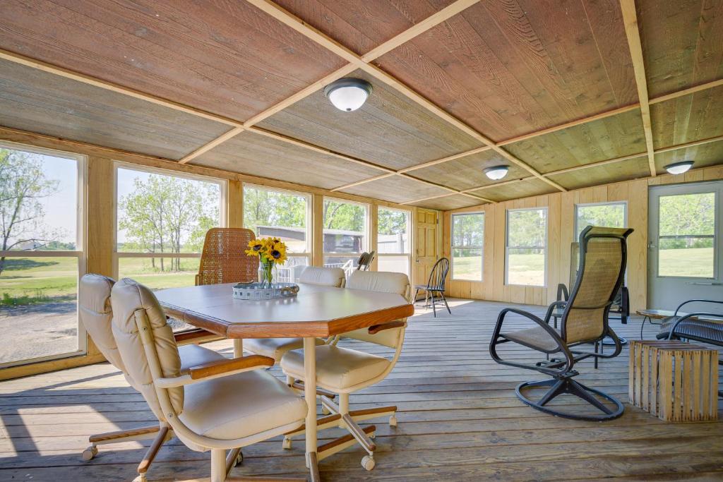 comedor con mesa y sillas en Grantville Home Rental with Game Room on 5 Acres!, en Grantville