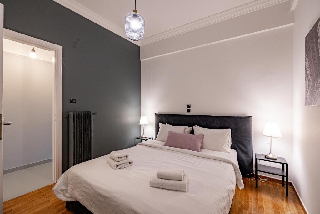 Posteľ alebo postele v izbe v ubytovaní Cozy apartment in Kolonaki Athens - Sleeps 5