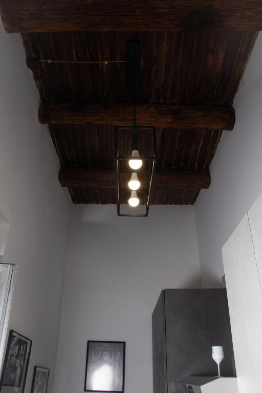 Televízia a/alebo spoločenská miestnosť v ubytovaní Toledo Alley