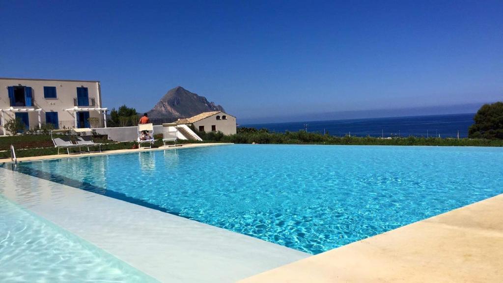 una piscina con vistas al océano en CALA AZZURRA MACARI Bed and Breakfast and Holidays House, en Macari