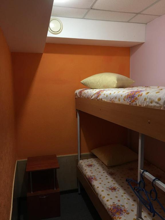 Postel nebo postele na pokoji v ubytování Хостел на Антоновича