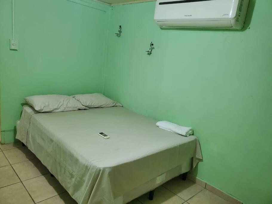 Habitación pequeña con cama en habitación en Apartamentos y Hostal RUDON #4 en Puerto Cortés
