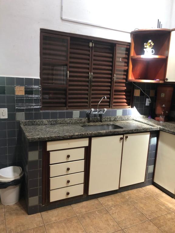a kitchen with a sink and a counter at Sítio Recanto do Paturi in Piranguinho