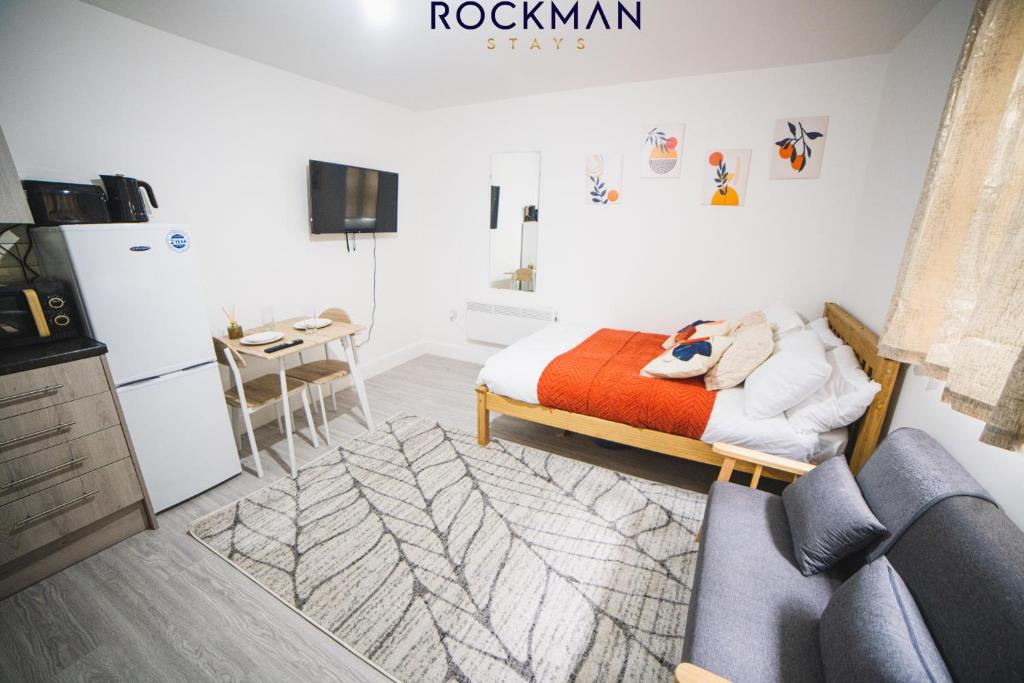 a small bedroom with a bed and a kitchen at Charming Apartment in Central Southend Location by Rockman Stays - Apartment D in Southend-on-Sea
