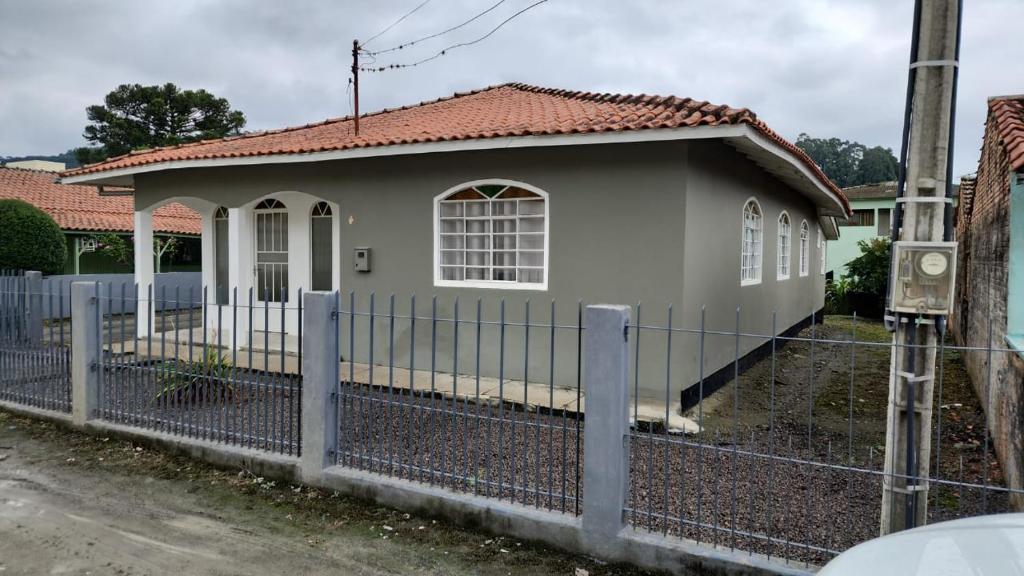 烏魯比西的住宿－Casa Recanto Alegria，围栏后面的小房子