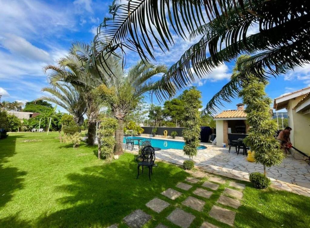 una casa con un patio con piscina en Casa de Férias em Atibaia Piscina Climatizada en Atibaia